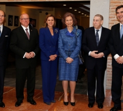 Doña Sofía junto a la presidenta de Castilla-La Mancha, el director técnico de la Real Academia de la Historia y los alcaldes de Talavera de la Reina,